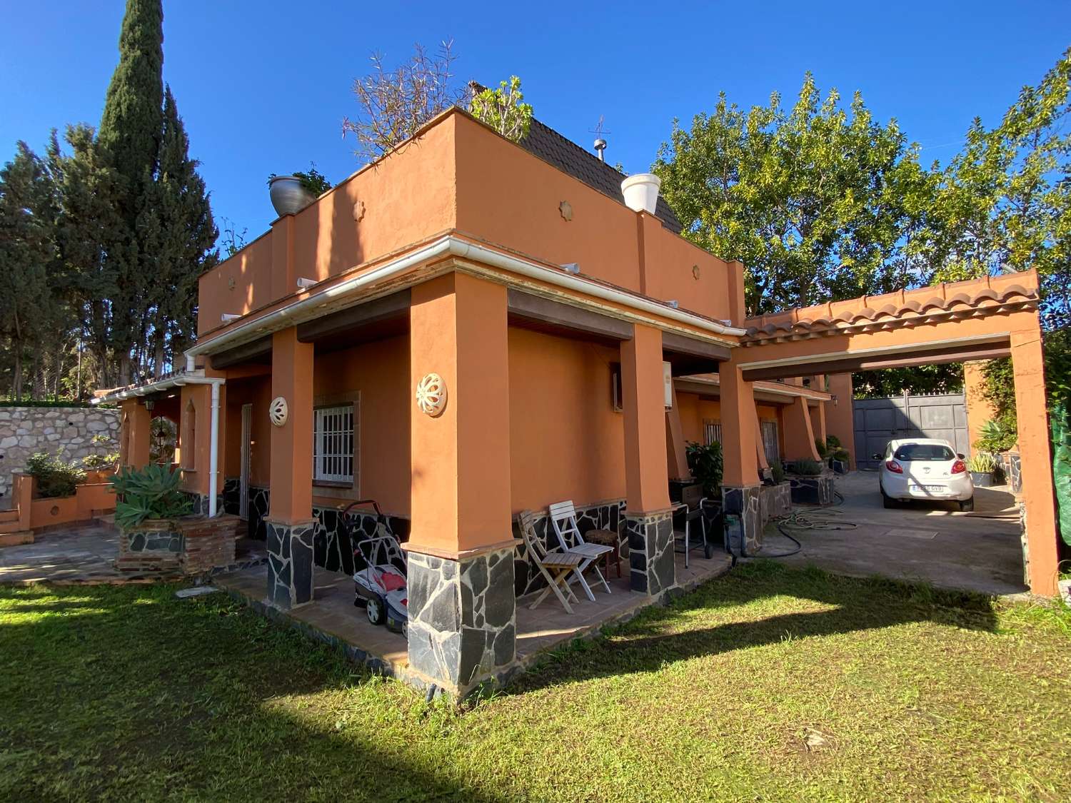 Detached villa for sale in Fuengirola.