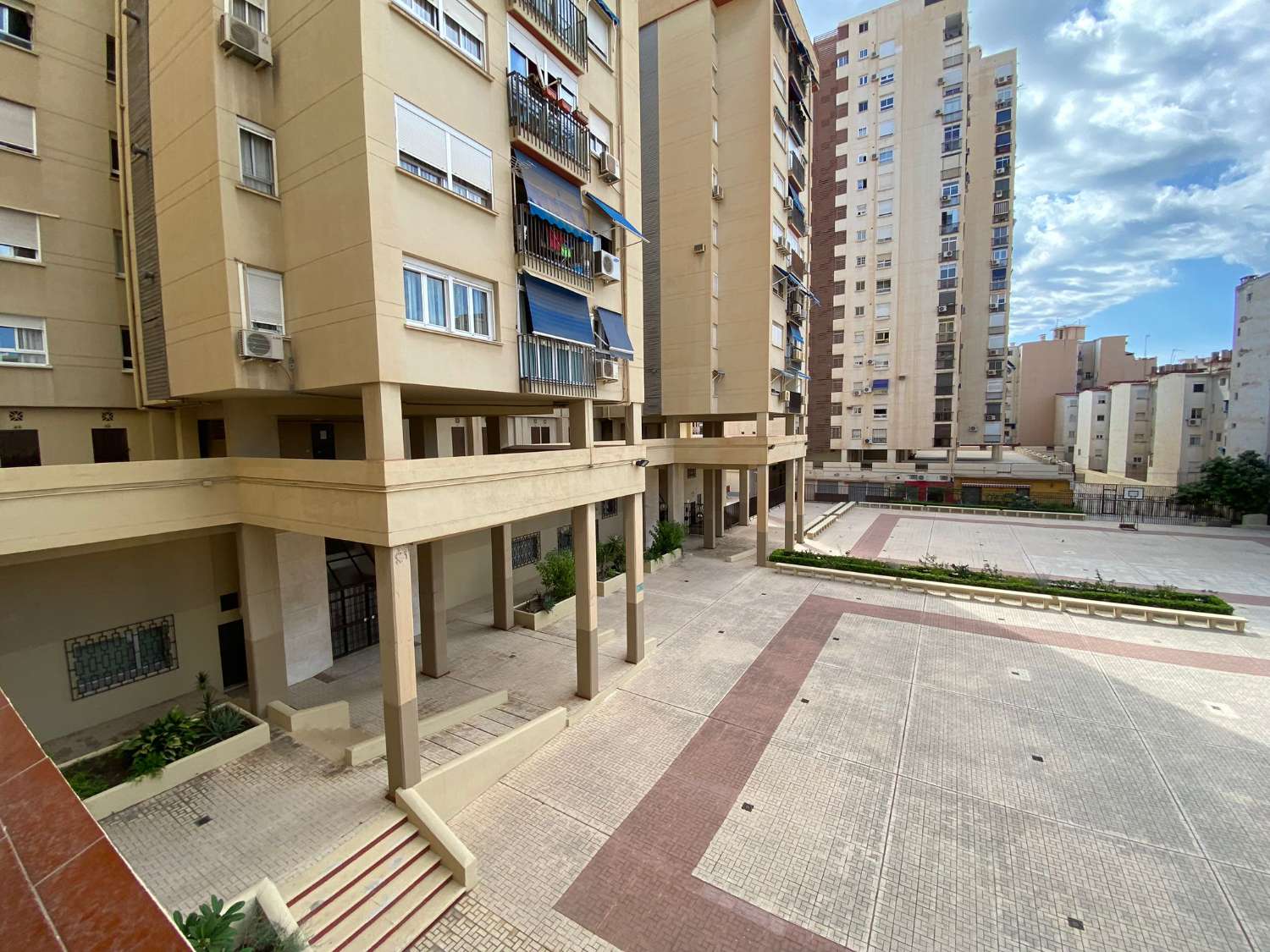 Spacious apartment with 4 bedrooms and 2 bathrooms, garage and storage room.