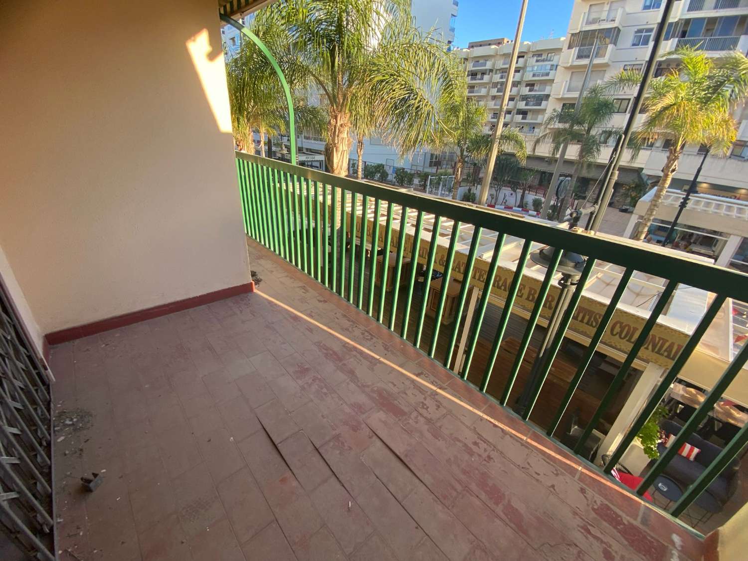 Se vende piso 3 dormitorios y 2 baños, con parking a un paso de la playa