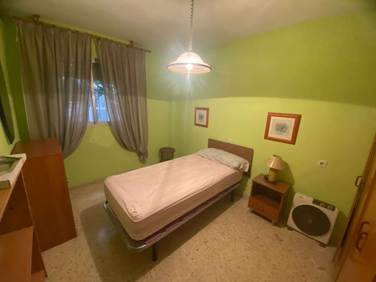 Se vende piso 3 dormitorios y 2 baños, con parking a un paso de la playa