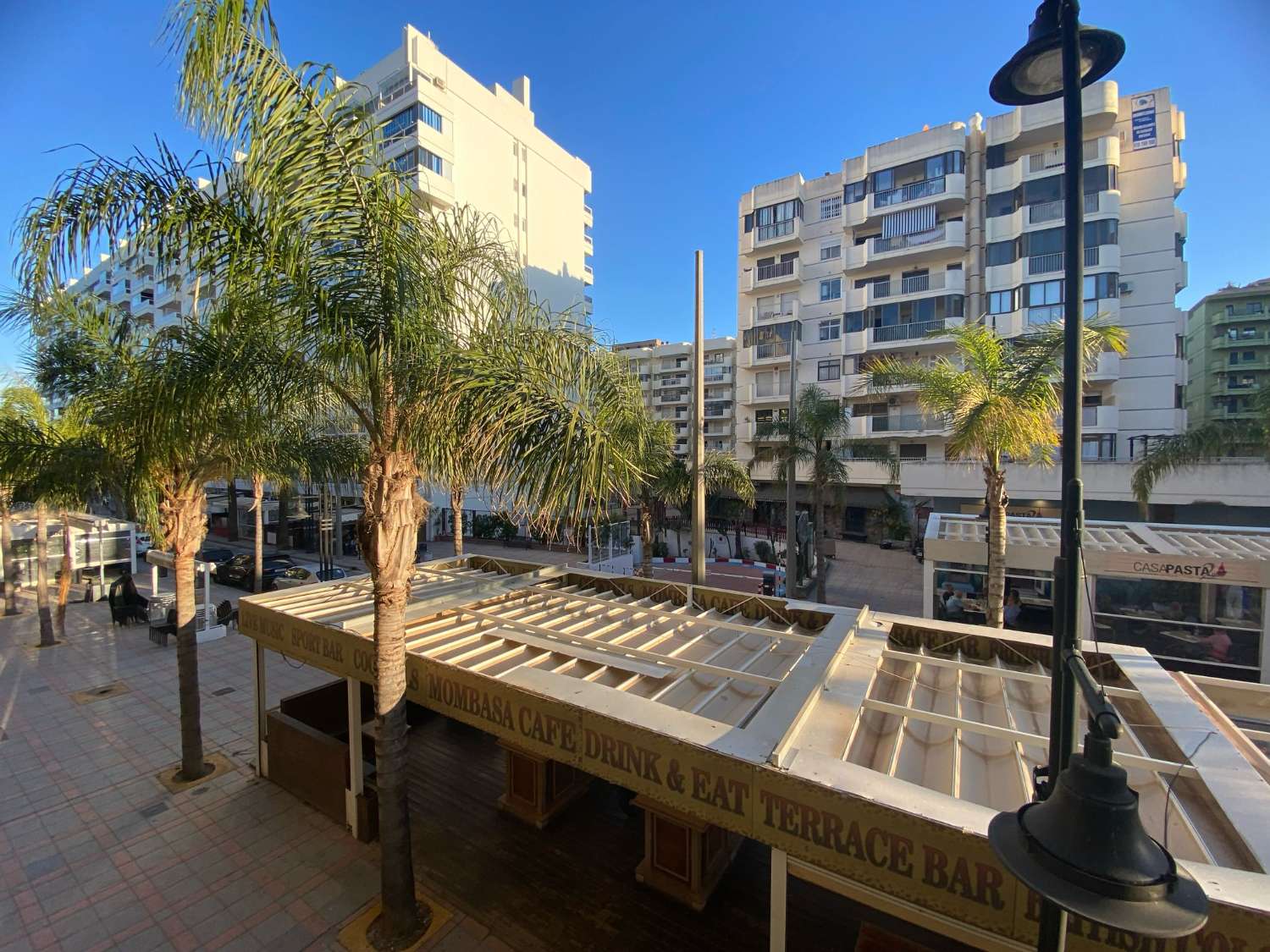 Se vende piso 3 dormitorios y 2 baños, con parking a un paso de la playa