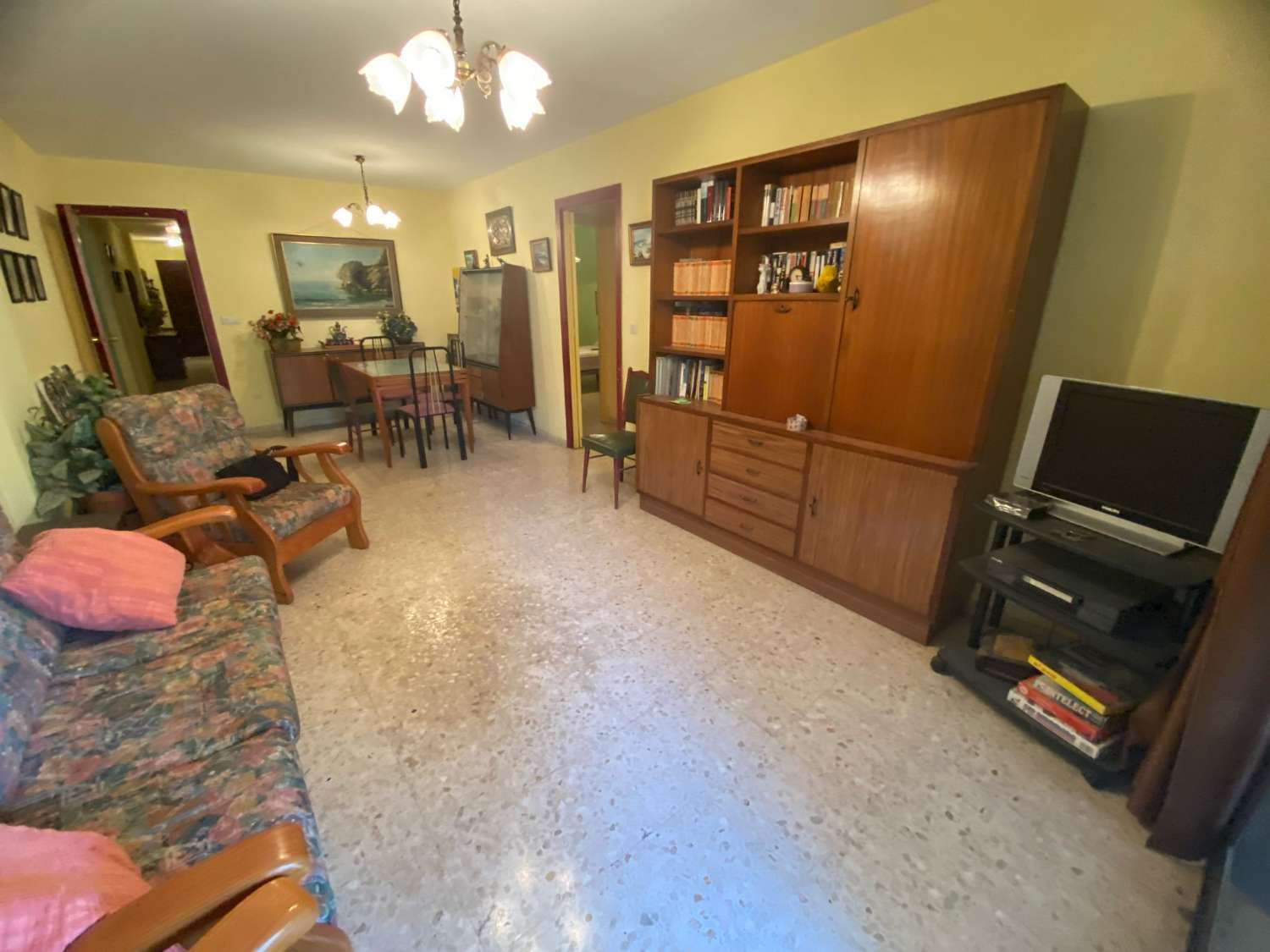 Se vende piso 3 dormitorios y 2 baños, con parking a un paso de la playa