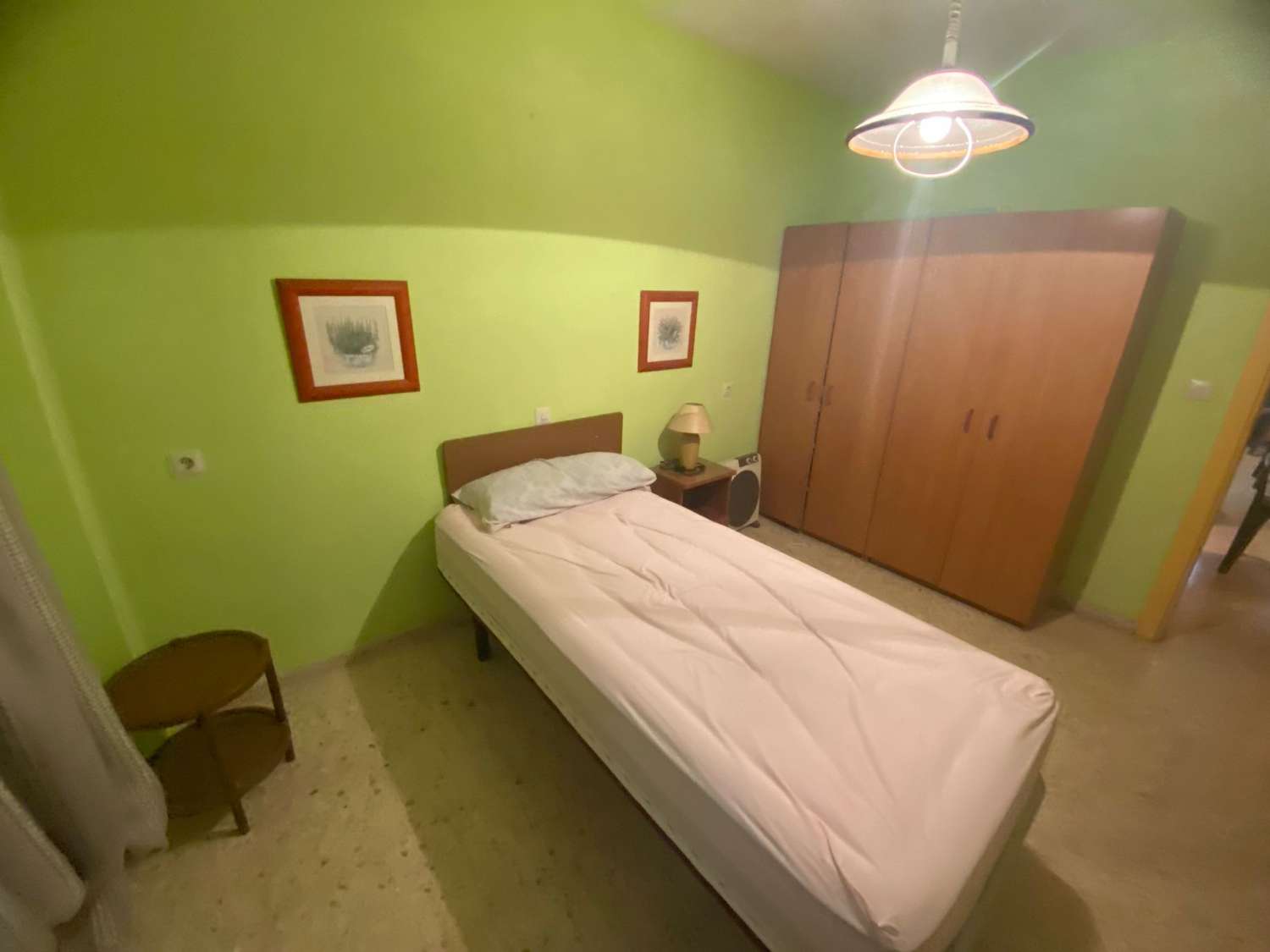 Se vende piso 3 dormitorios y 2 baños, con parking a un paso de la playa
