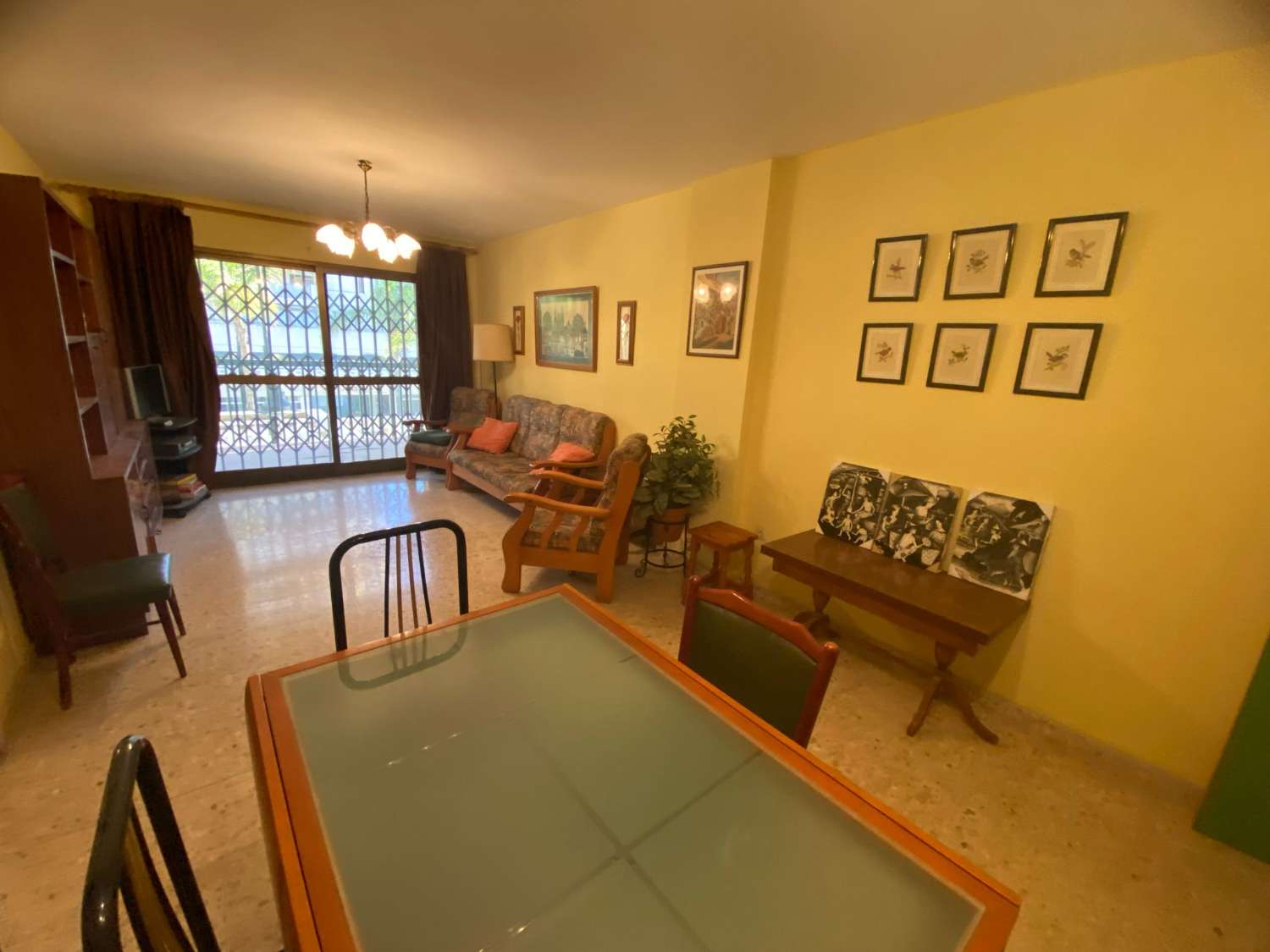 Se vende piso 3 dormitorios y 2 baños, con parking a un paso de la playa