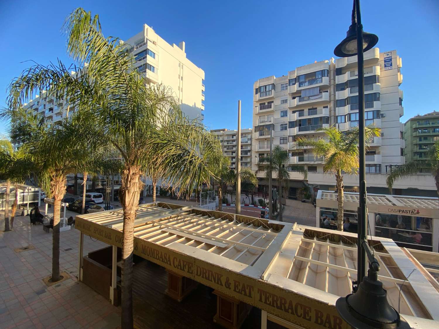 Se vende piso 3 dormitorios y 2 baños, con parking a un paso de la playa