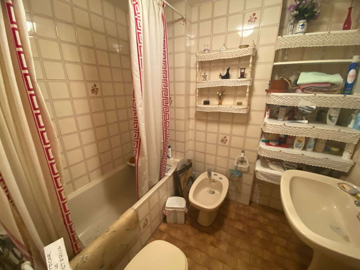 Se vende piso 3 dormitorios y 2 baños, con parking a un paso de la playa