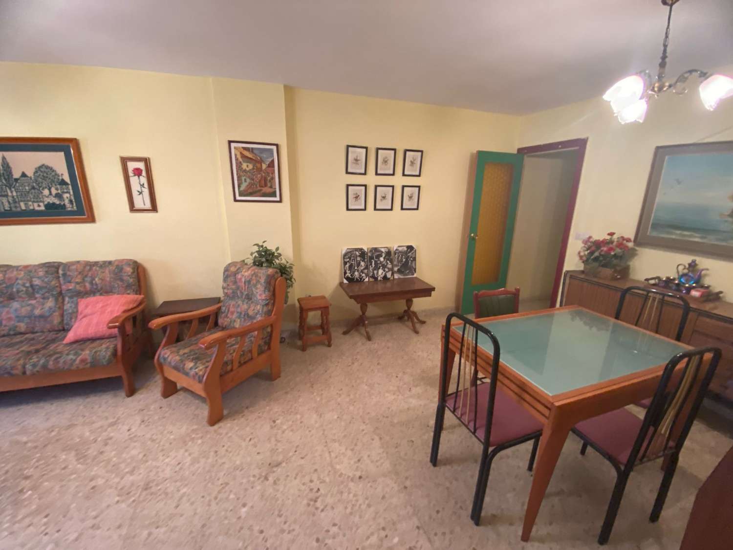 Se vende piso 3 dormitorios y 2 baños, con parking a un paso de la playa