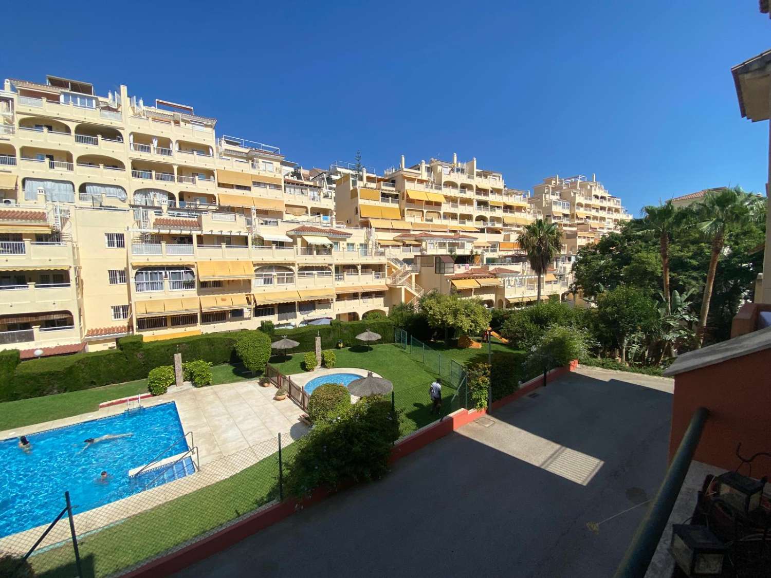 Se vende 1 dormitorio y 1 baño, garaje y piscina.