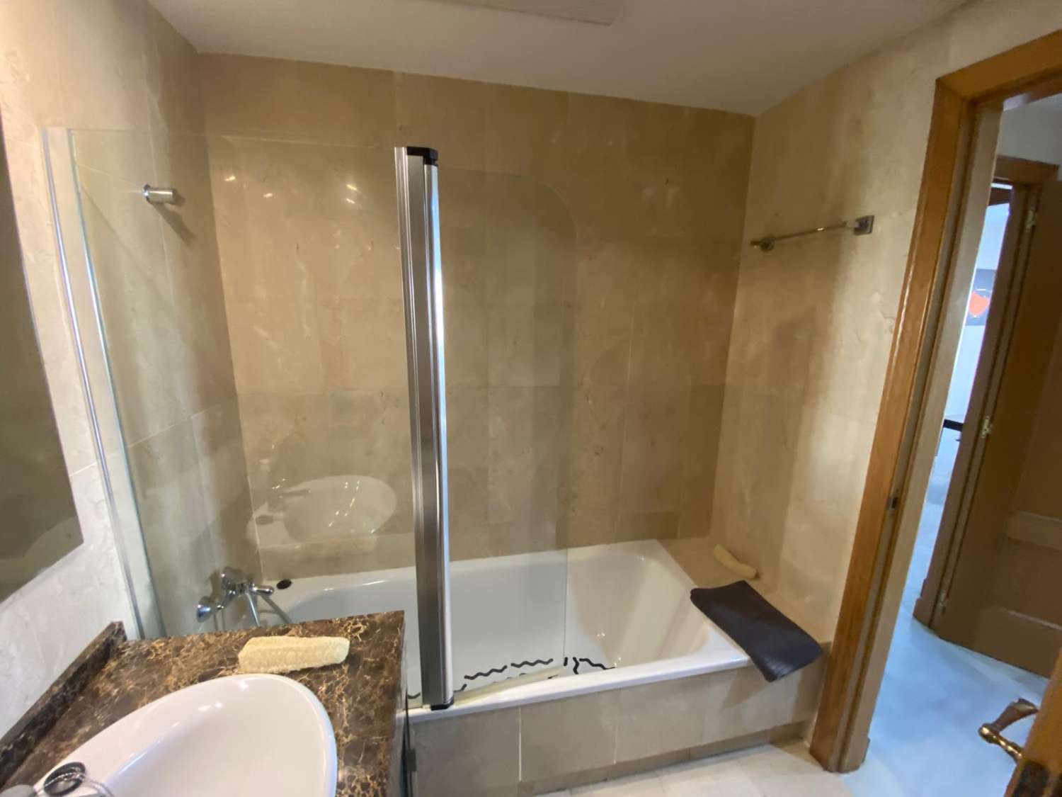 Se vende 1 dormitorio y 1 baño, garaje y piscina.
