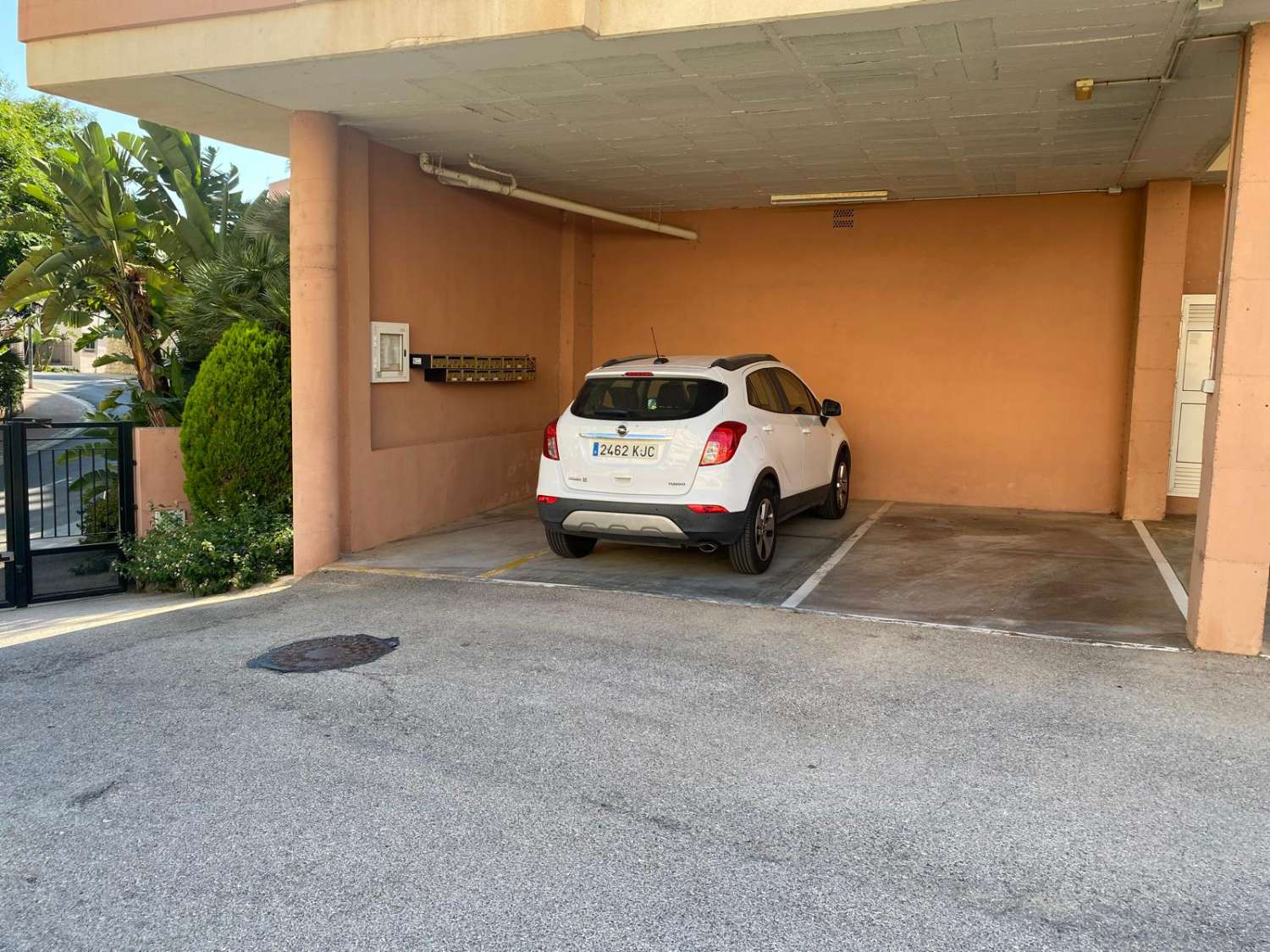 Se vende 1 dormitorio y 1 baño, garaje y piscina.