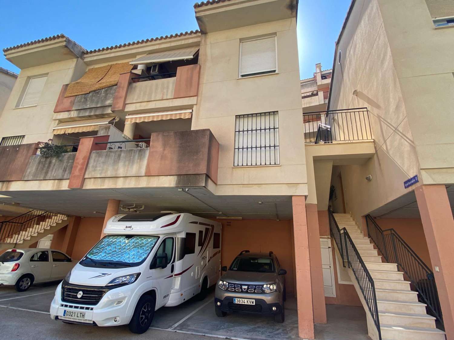 Se vende 1 dormitorio y 1 baño, garaje y piscina.
