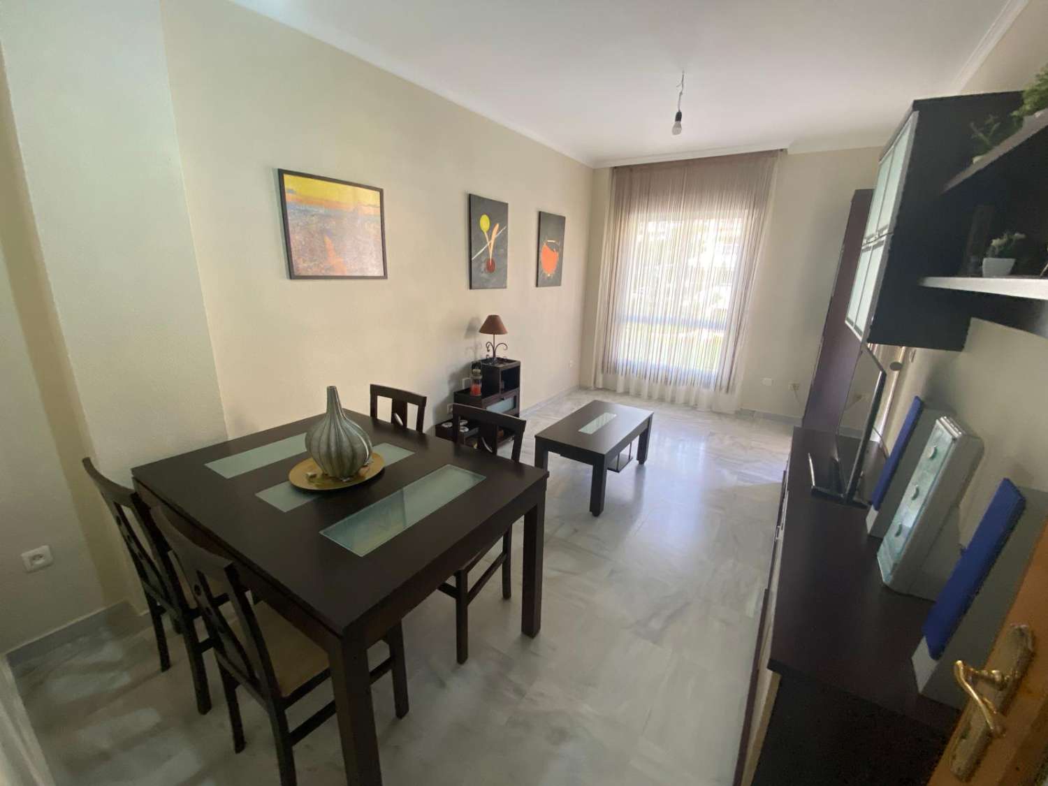 Se vende 1 dormitorio y 1 baño, garaje y piscina.