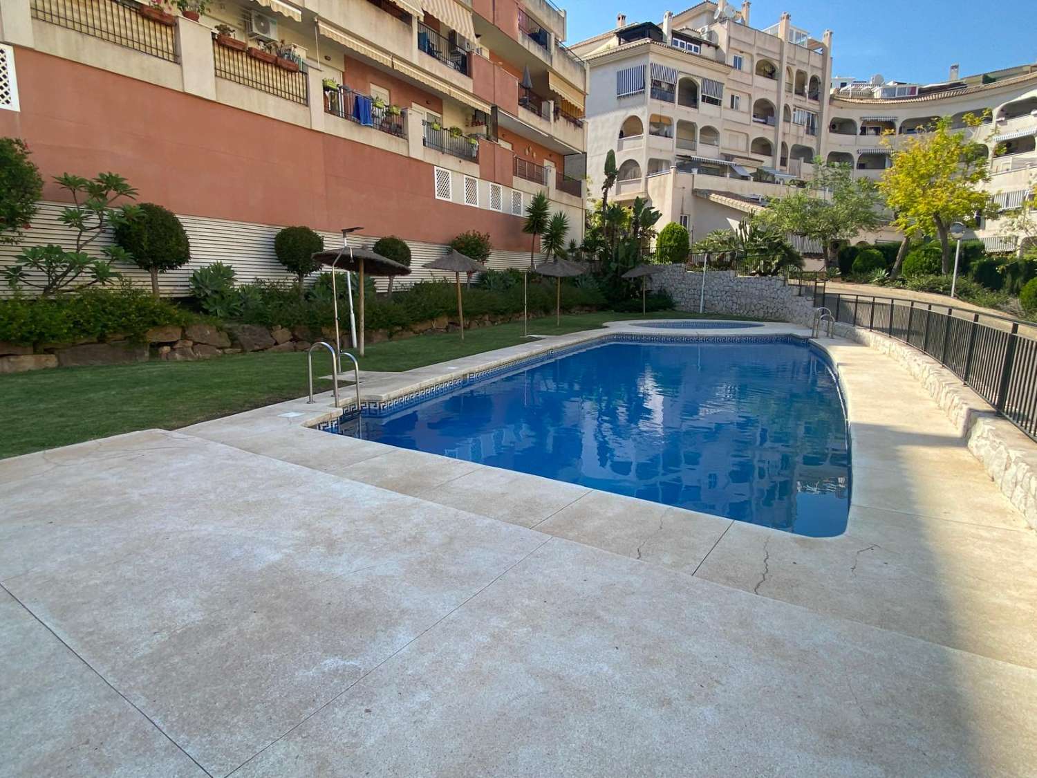 Se vende 1 dormitorio y 1 baño, garaje y piscina.