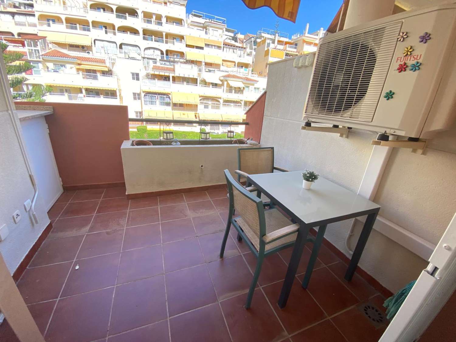 Se vende 1 dormitorio y 1 baño, garaje y piscina.