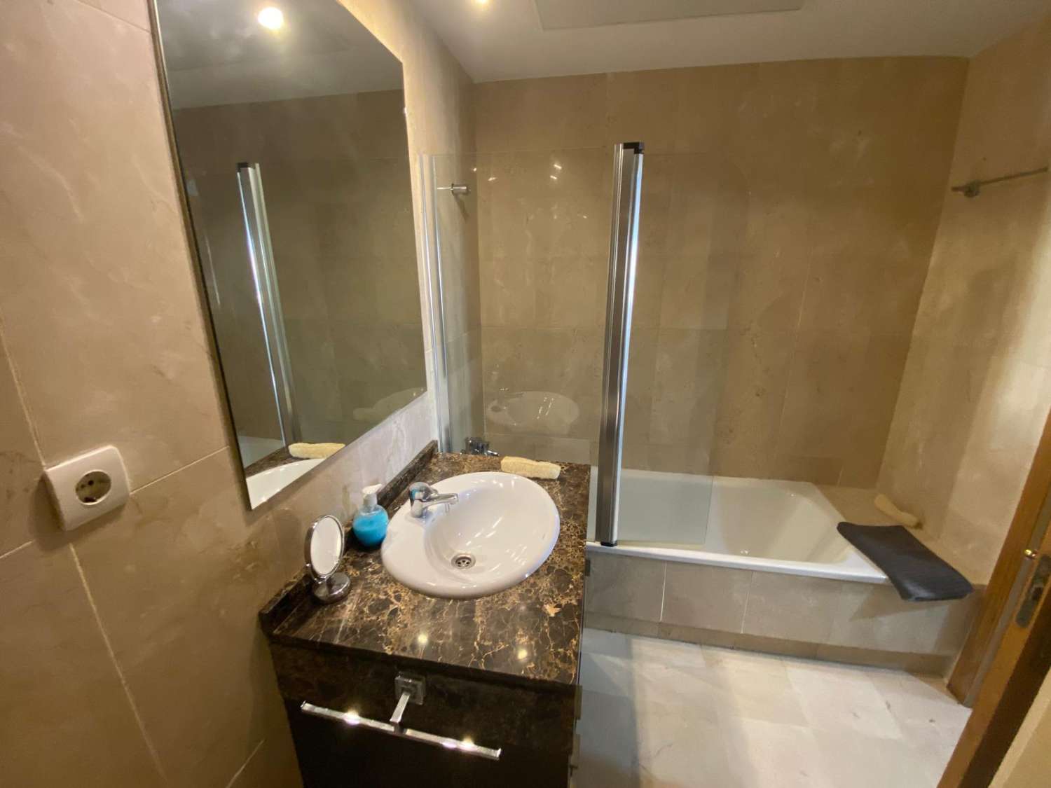 Se vende 1 dormitorio y 1 baño, garaje y piscina.