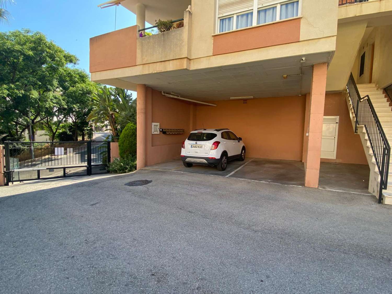 Se vende 1 dormitorio y 1 baño, garaje y piscina.