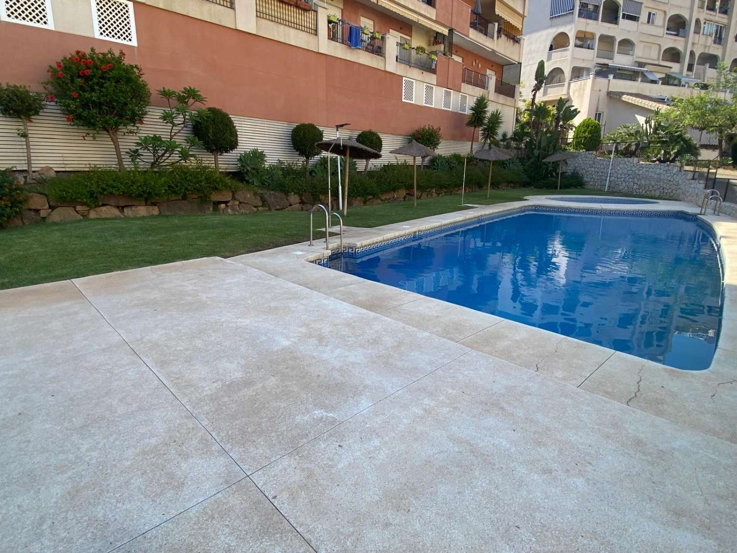 Se vende 1 dormitorio y 1 baño, garaje y piscina.