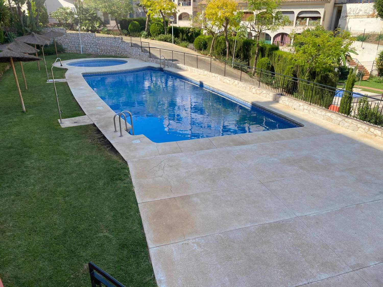 Se vende 1 dormitorio y 1 baño, garaje y piscina.