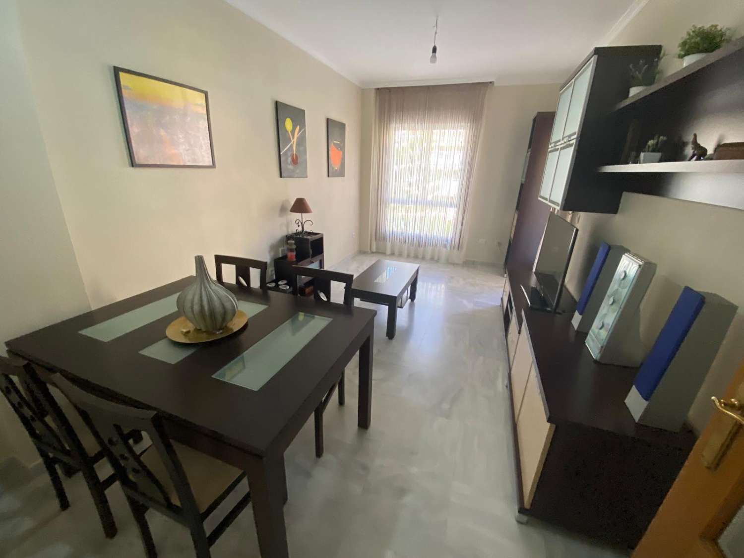 Se vende 1 dormitorio y 1 baño, garaje y piscina.