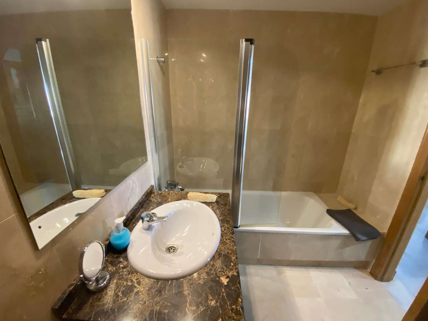 Se vende 1 dormitorio y 1 baño, garaje y piscina.
