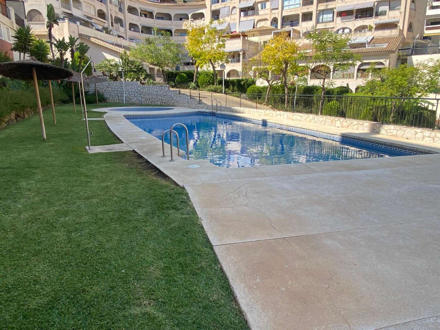 Se vende 1 dormitorio y 1 baño, garaje y piscina.