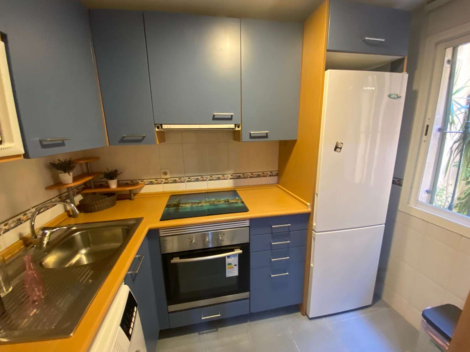 Se vende 1 dormitorio y 1 baño, garaje y piscina.
