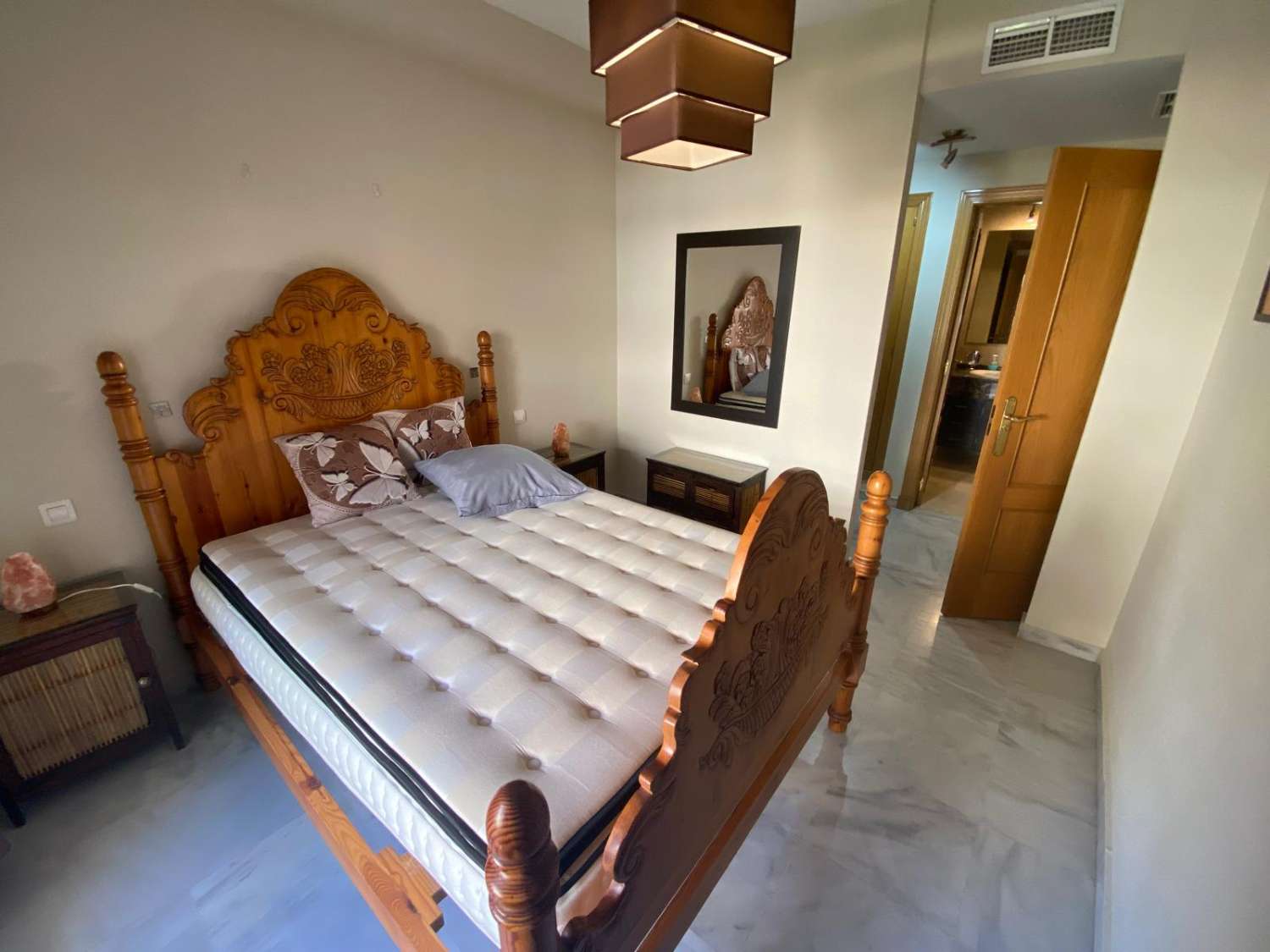 Se vende 1 dormitorio y 1 baño, garaje y piscina.