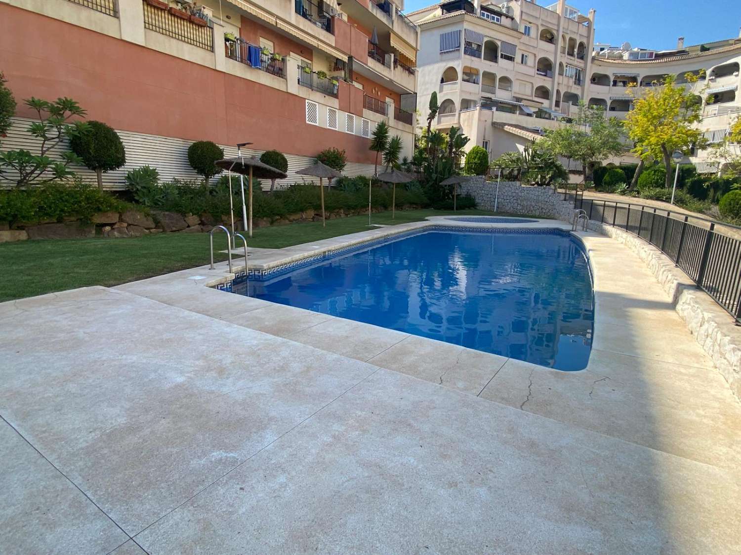 Se vende 1 dormitorio y 1 baño, garaje y piscina.