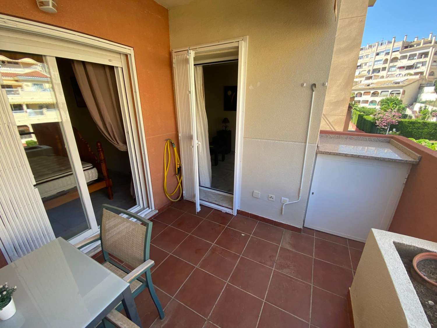 Se vende 1 dormitorio y 1 baño, garaje y piscina.