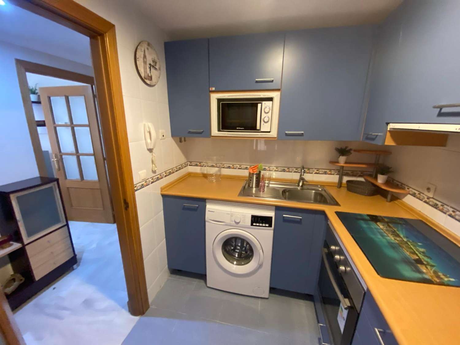 Se vende 1 dormitorio y 1 baño, garaje y piscina.
