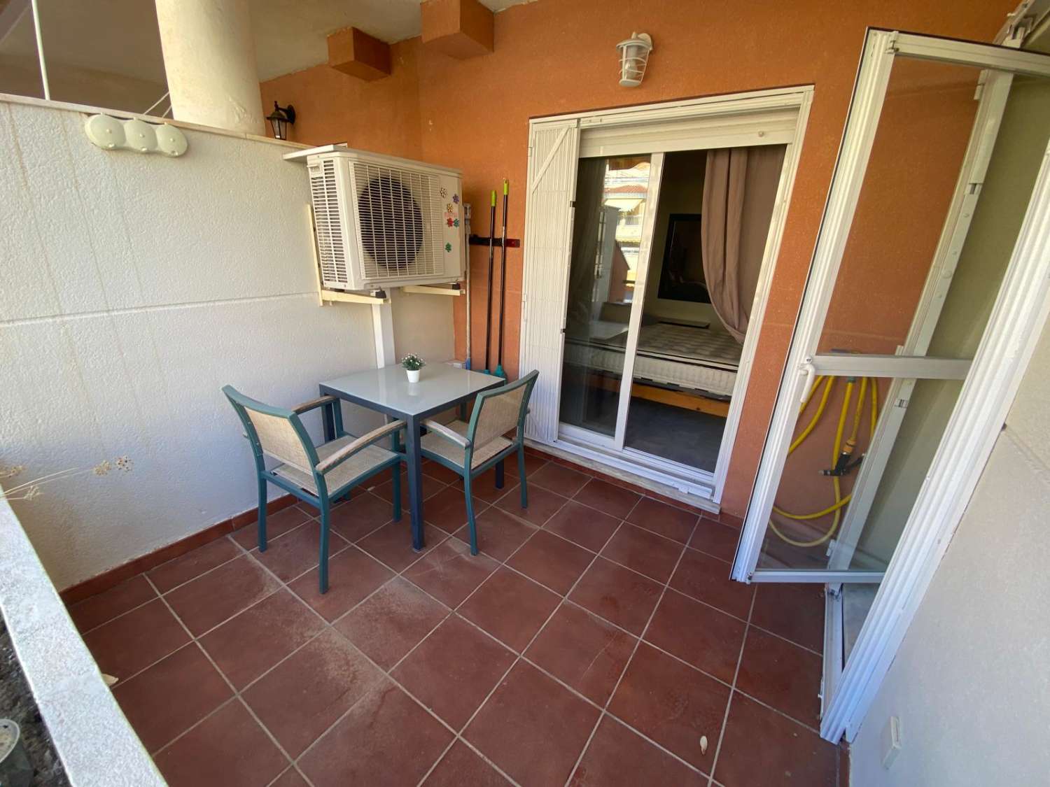 Se vende 1 dormitorio y 1 baño, garaje y piscina.