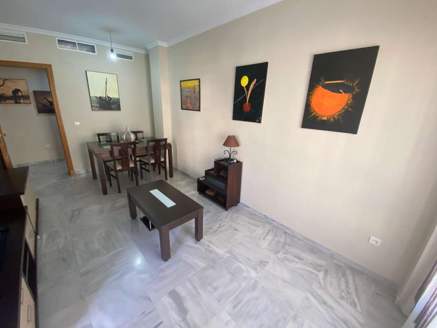 Se vende 1 dormitorio y 1 baño, garaje y piscina.