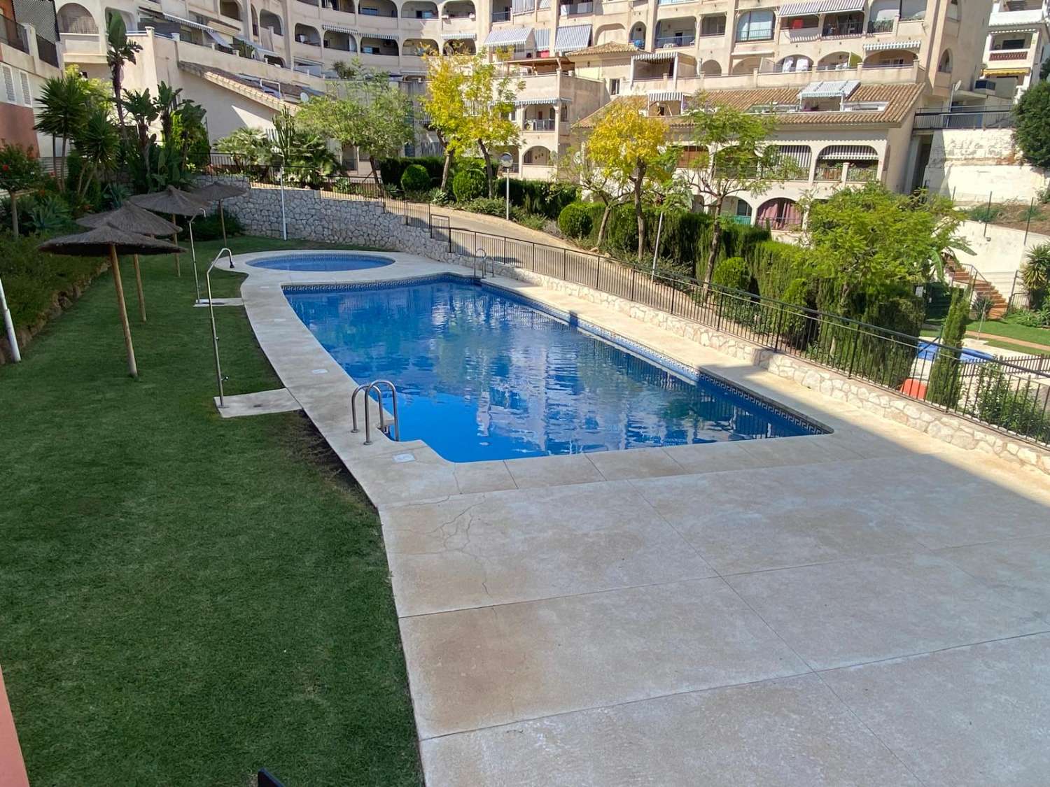 Se vende 1 dormitorio y 1 baño, garaje y piscina.