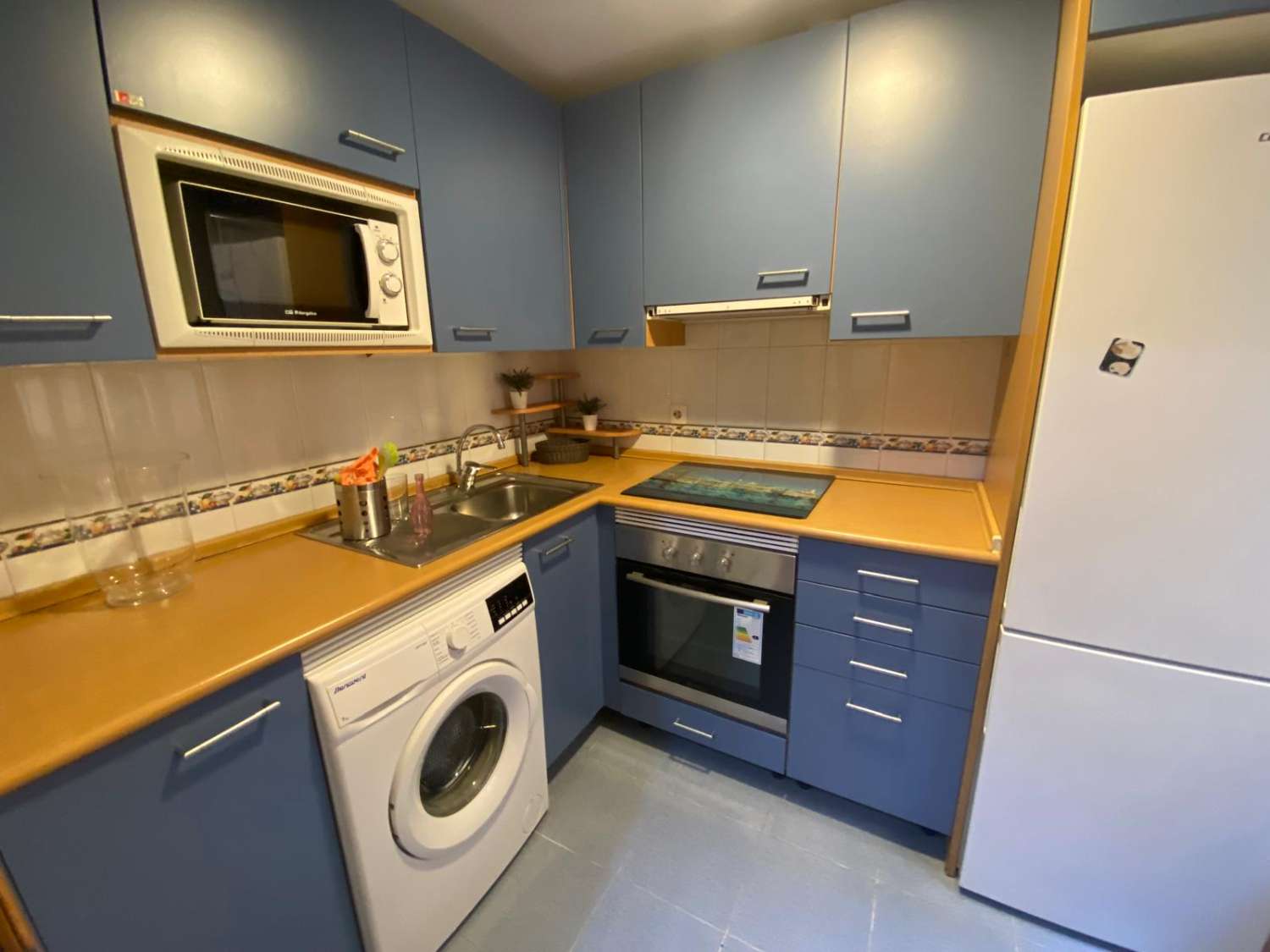 Se vende 1 dormitorio y 1 baño, garaje y piscina.