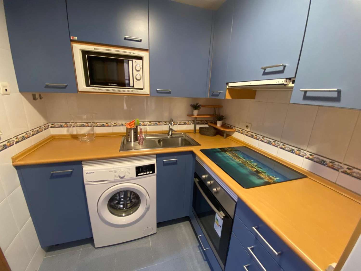 Se vende 1 dormitorio y 1 baño, garaje y piscina.