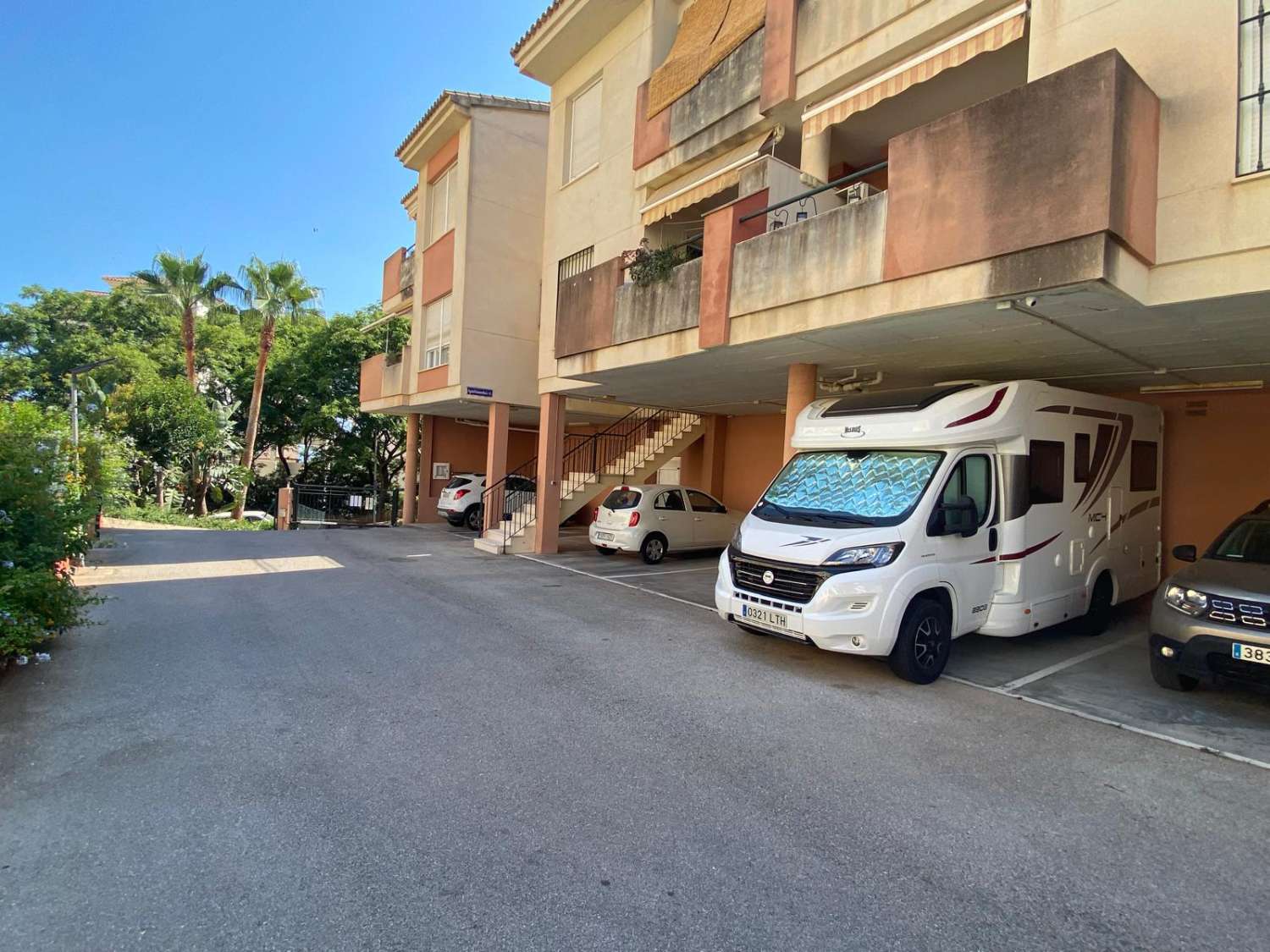 Se vende 1 dormitorio y 1 baño, garaje y piscina.