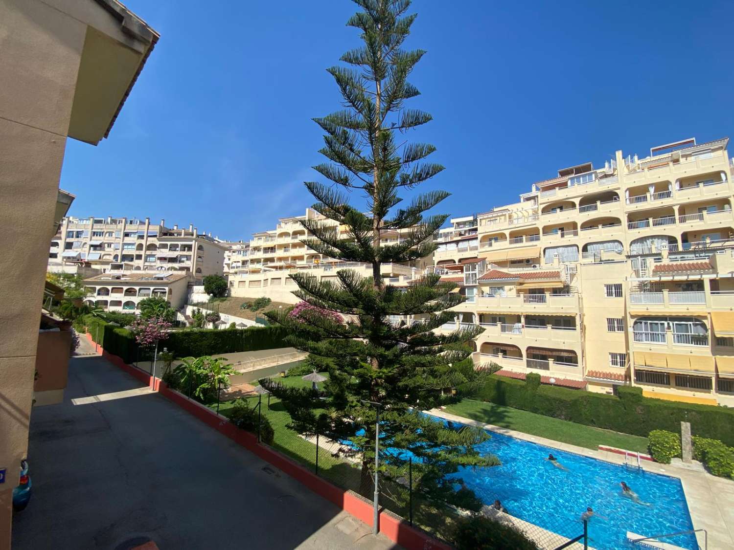 Se vende 1 dormitorio y 1 baño, garaje y piscina.