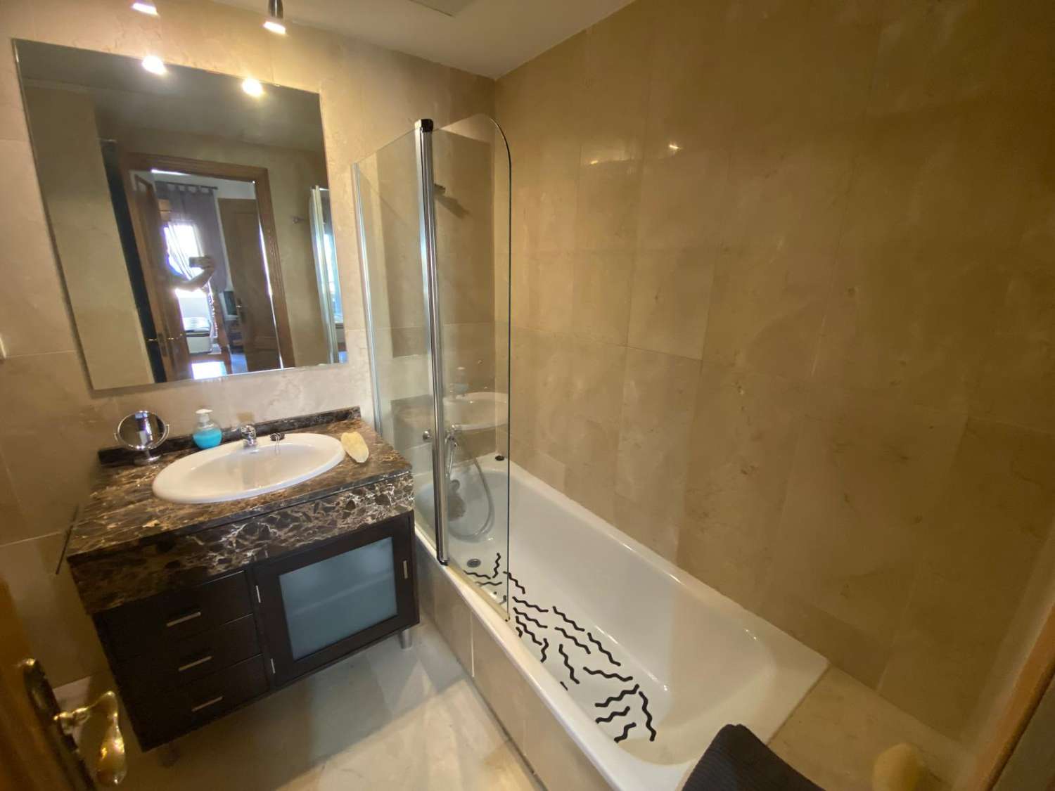 Se vende 1 dormitorio y 1 baño, garaje y piscina.
