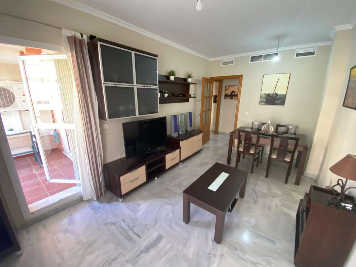 Se vende 1 dormitorio y 1 baño, garaje y piscina.