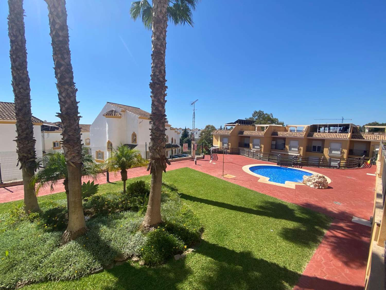 Amplio chalet adosado 4 dormitorios y 3 baños en alquiler larga temporada