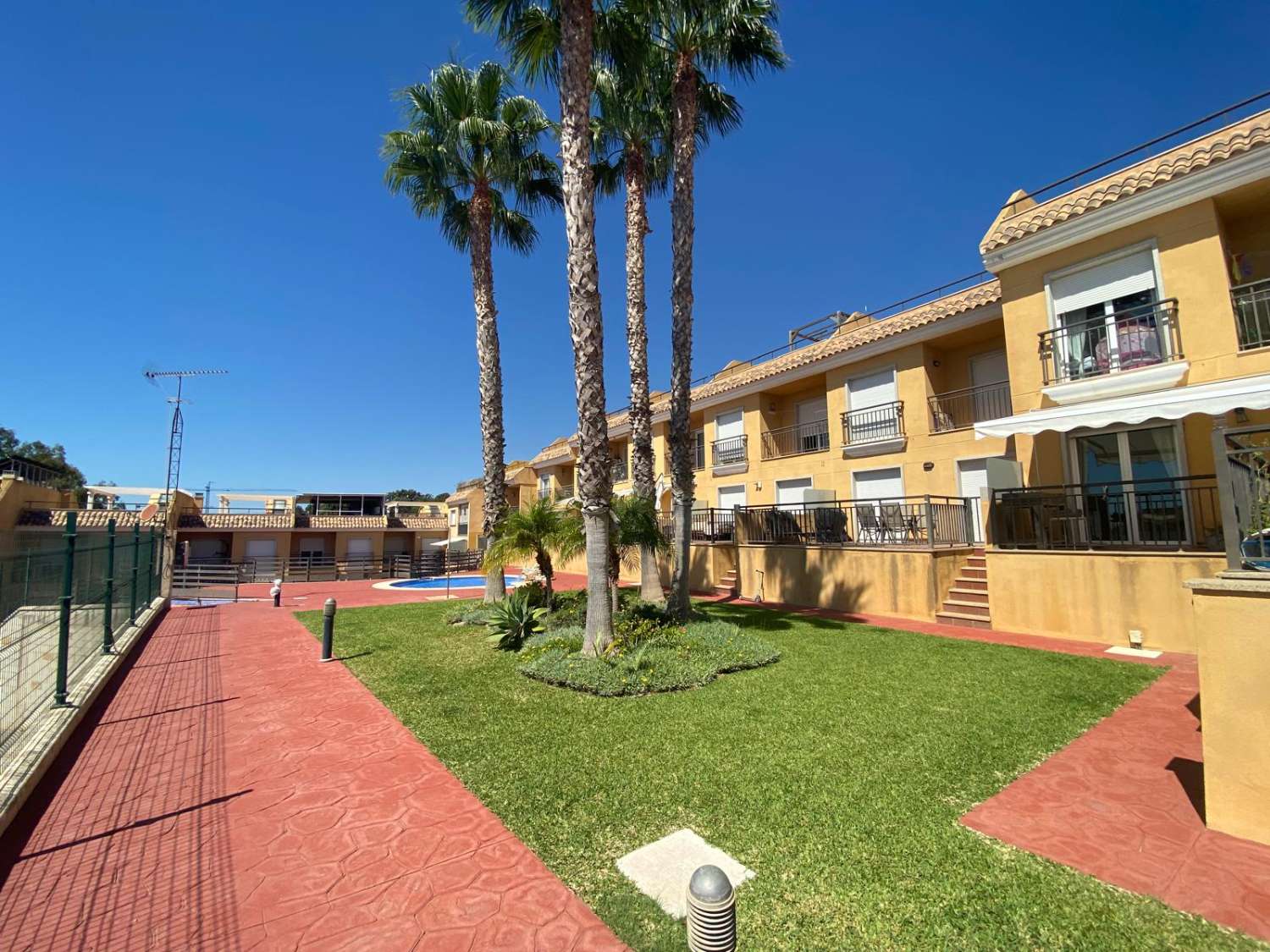 Amplio chalet adosado 4 dormitorios y 3 baños en alquiler larga temporada