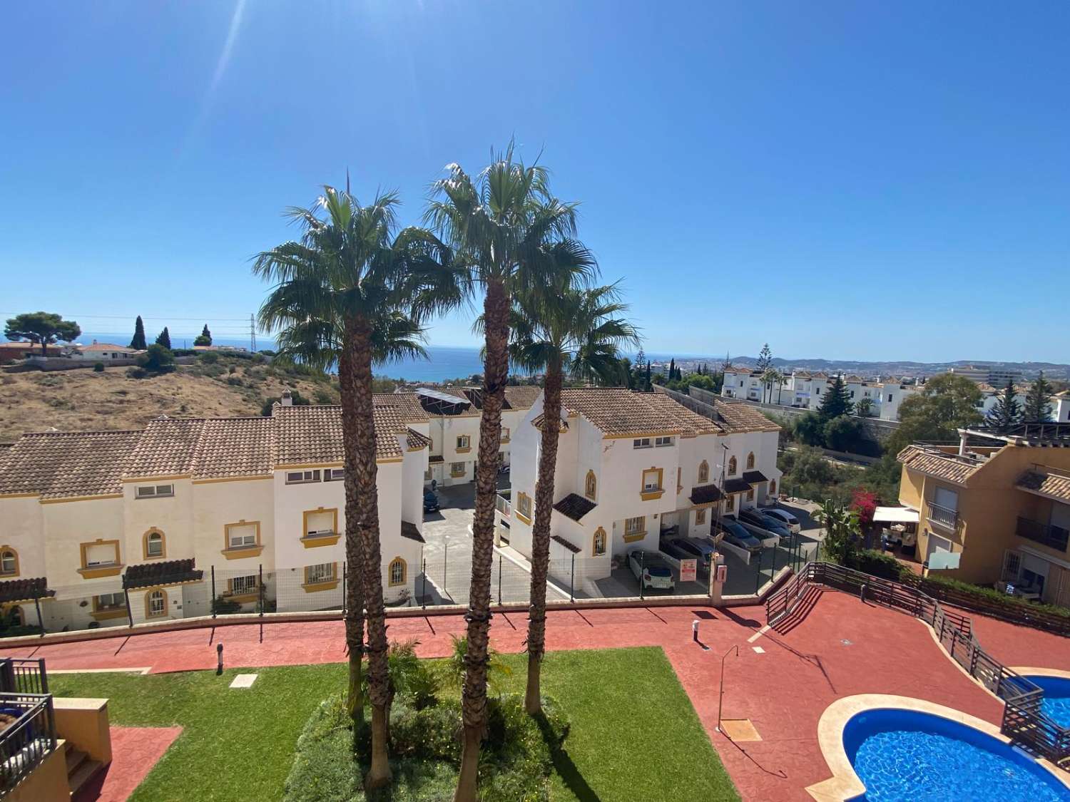 Amplio chalet adosado 4 dormitorios y 3 baños en alquiler larga temporada