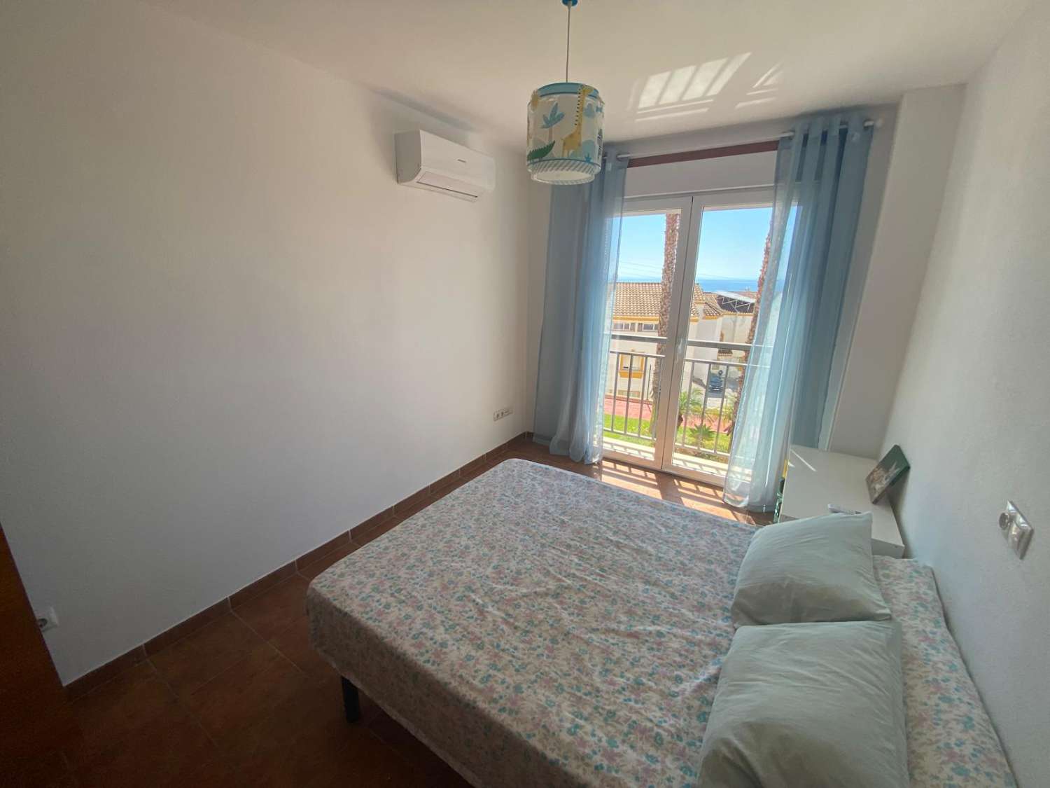 Amplio chalet adosado 4 dormitorios y 3 baños en alquiler larga temporada