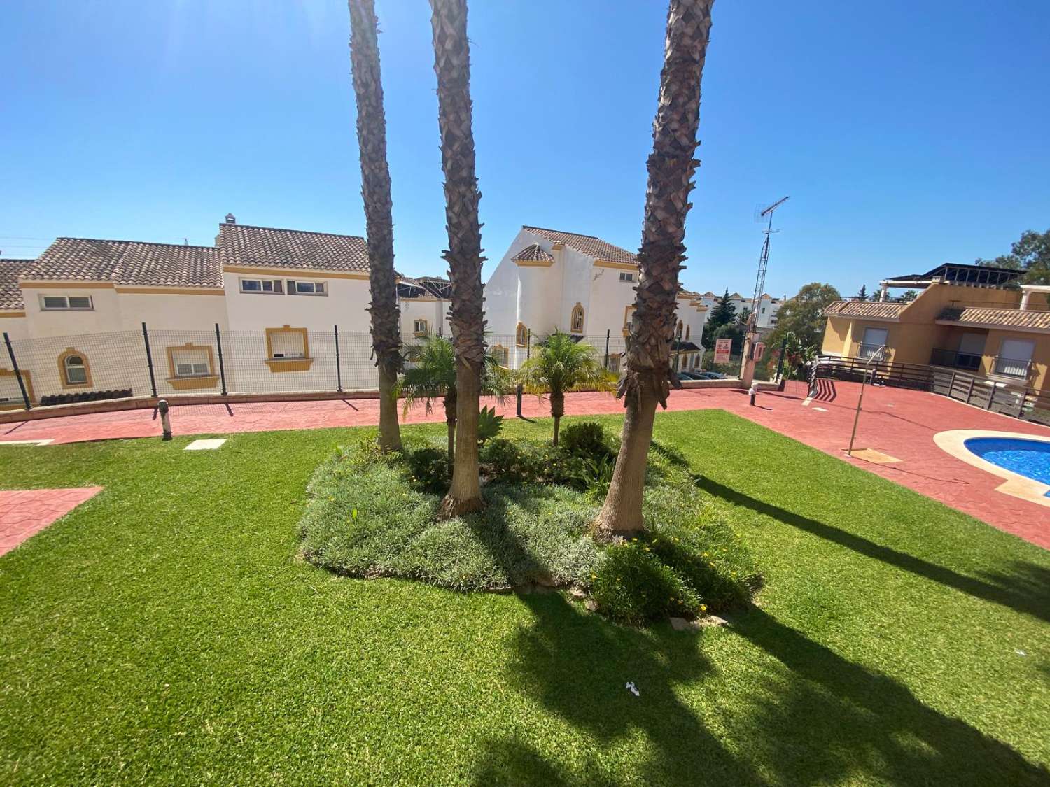 Amplio chalet adosado 4 dormitorios y 3 baños en alquiler larga temporada