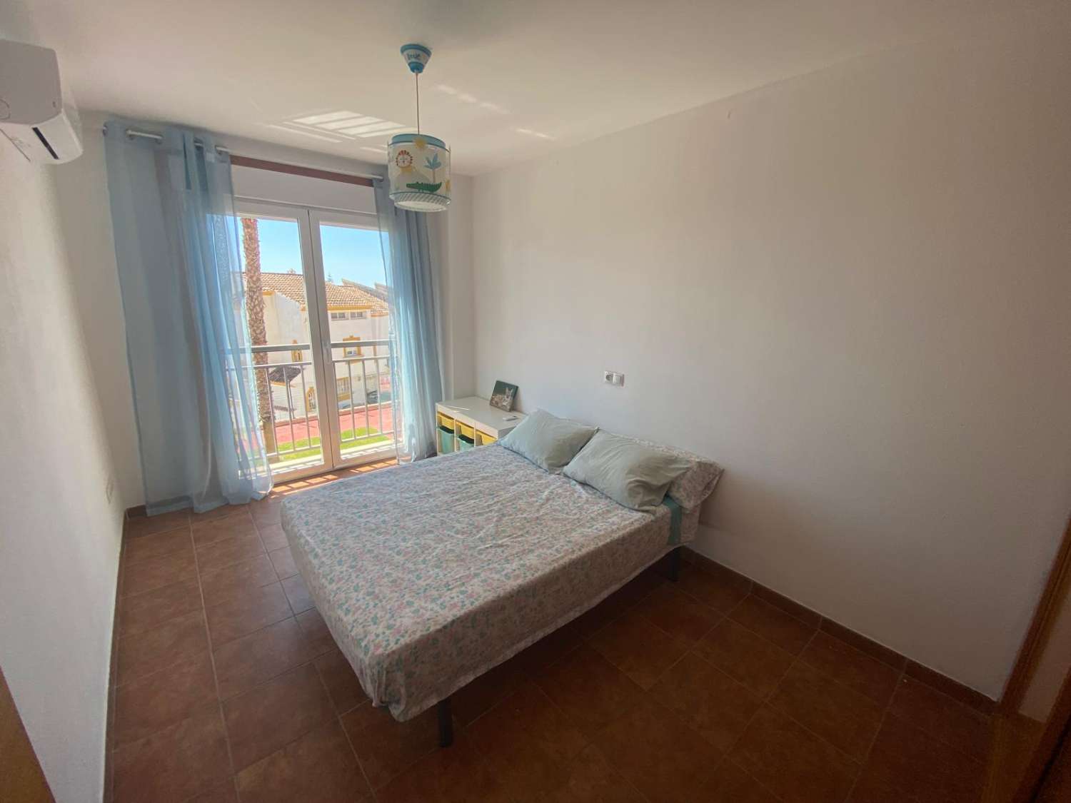 Amplio chalet adosado 4 dormitorios y 3 baños en alquiler larga temporada