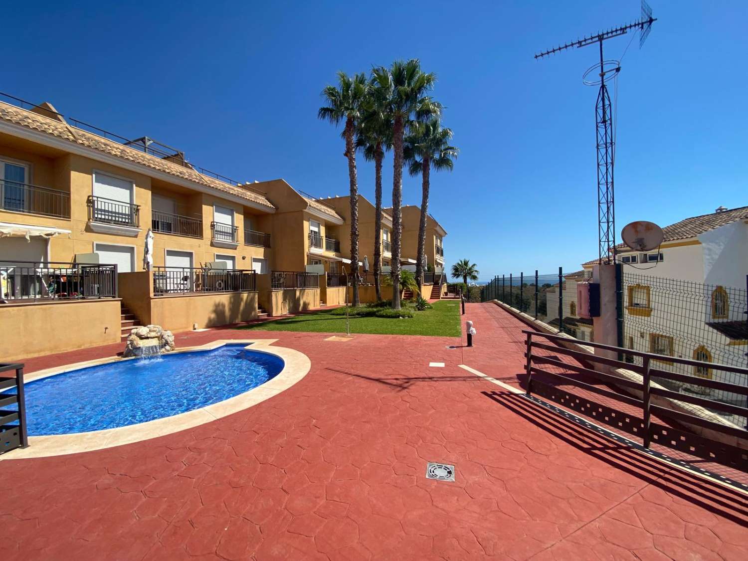 Amplio chalet adosado 4 dormitorios y 3 baños en alquiler larga temporada