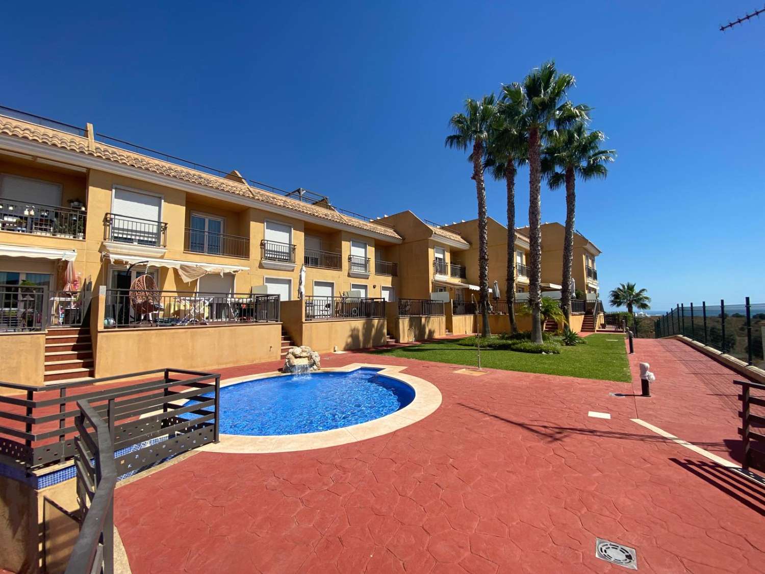 Amplio chalet adosado 4 dormitorios y 3 baños en alquiler larga temporada