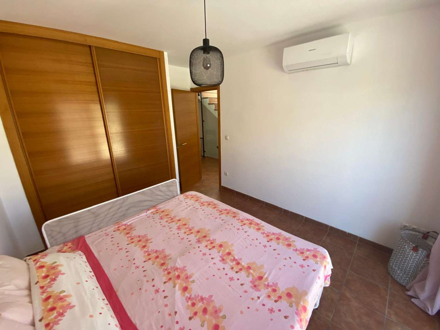 Amplio chalet adosado 4 dormitorios y 3 baños en alquiler larga temporada