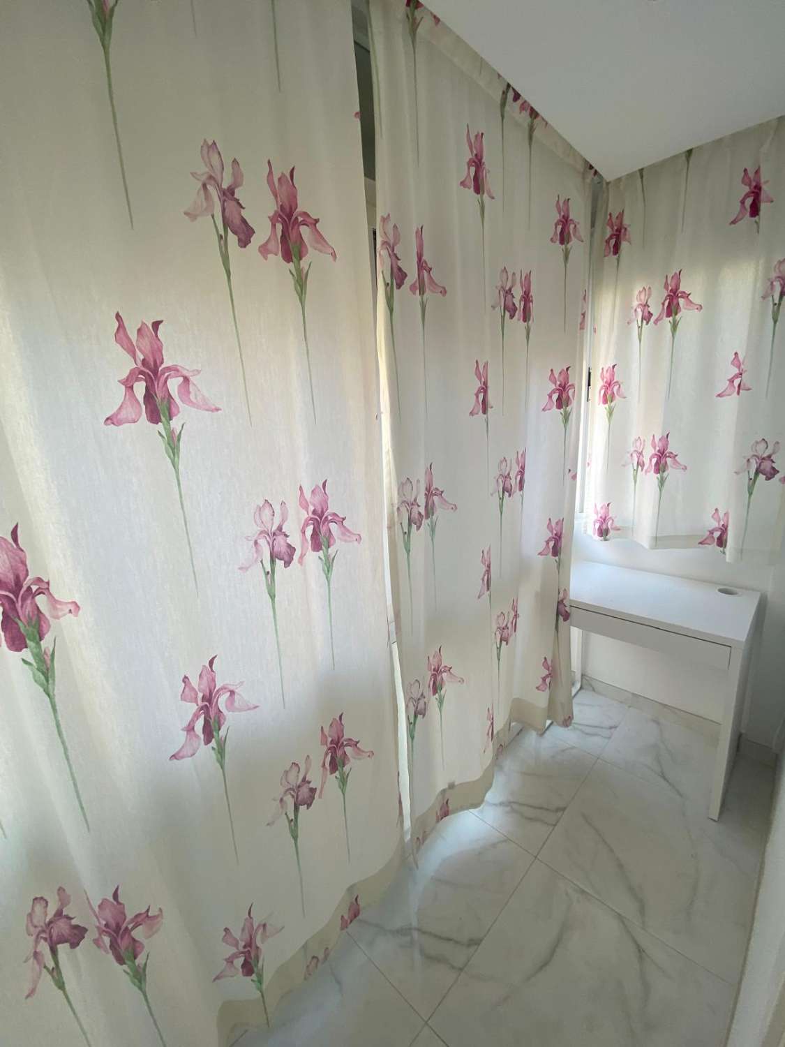 Alquiler piso 2 dormitorios y 1 baño con garaje en pleno centro de La Carihuela. Totalmente reformado