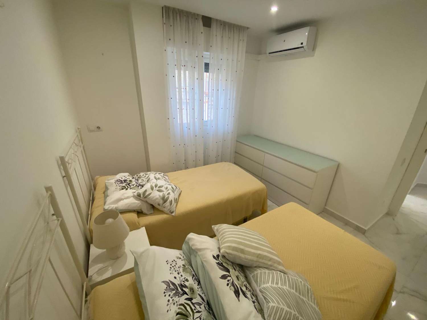 Alquiler piso 2 dormitorios y 1 baño con garaje en pleno centro de La Carihuela. Totalmente reformado